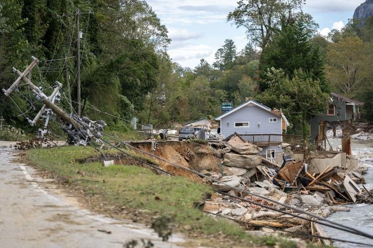 Casas e prédios destruídos ao longo do Rio Broad após o furacão Helene em 1º de outubro de 2024 em Bat Cave, Carolina do Norte