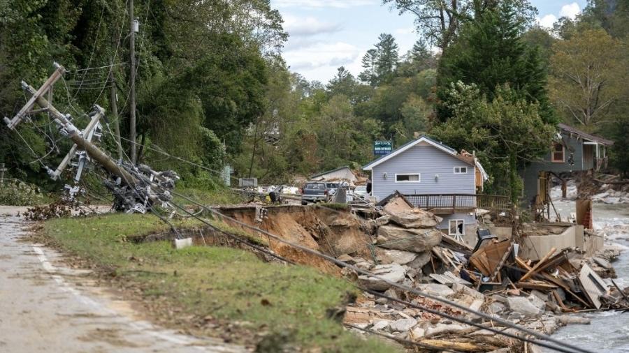 Casas e prédios destruídos ao longo do Rio Broad após o furacão Helene em 1º de outubro de 2024 em Bat Cave, Carolina do Norte