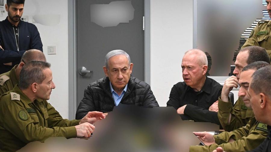 Benjamin Netanyahu com o ministro da Defesa e comandantes das IDF no bunker abaixo da base militar de Kirya, em Tel Aviv - Avi Ohayun/GPO