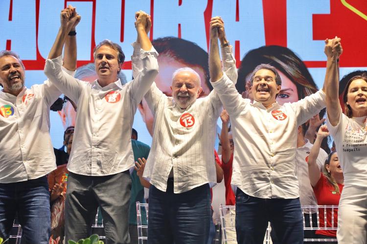 O presidente Lula (PT) em comício de Evandro Leitão, prefeito eleito de Fortaleza, ao lado do ministro da Educação, Camilo Santana, e do governador Elmano de Freitas