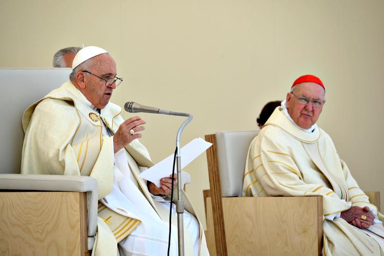 O papa Francisco com o camerlengo Kevin Farrell durante missa no 37º Dia Mundial da Juventude, em Lisboa, em agosto de 2023 O papa Francisco com o camerlengo Kevin Farrell durante missa no 37º Dia Mundial da Juventude, em Lisboa, em agosto de 2023