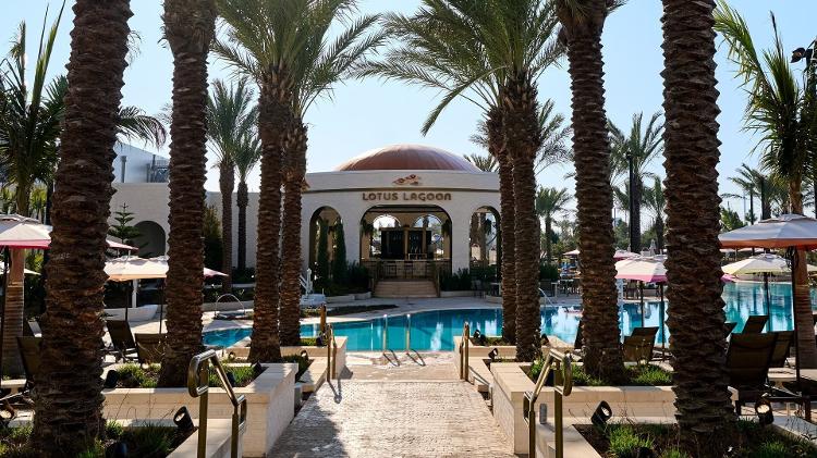 Local tem cabanas para alugar, banheira de hidromassagem e a piscina conta ainda com alto-falantes subaquáticos Local tem cabanas para alugar, banheira de hidromassagem e a piscina conta ainda com alto-falantes subaquáticos