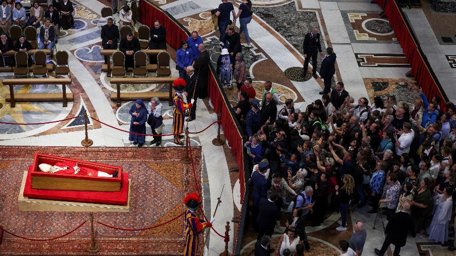 Fiéis prestam homenagens enquanto o Papa Francisco é velado na Basílica de São Pedro, no Vaticano, em 23 de abril de 2025 - Guglielmo Mangiapane/REUTERS