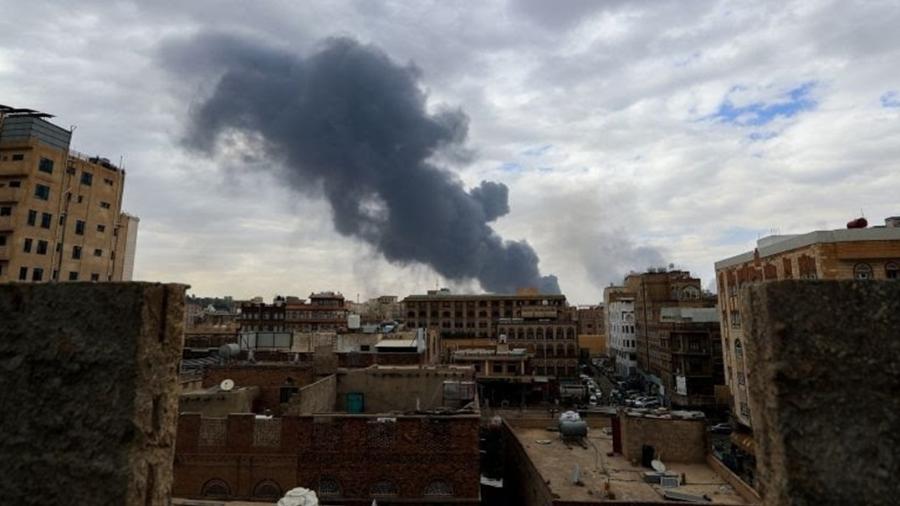 Publicação nas redes sociais mostra coluna de fumaça após explosão na cidade de Hodeidah, no Iêmen; país acusa Israel pelo ataque Publicação nas redes sociais mostra coluna de fumaça após explosão na cidade de Hodeidah, no Iêmen; país acusa Israel pelo ataque