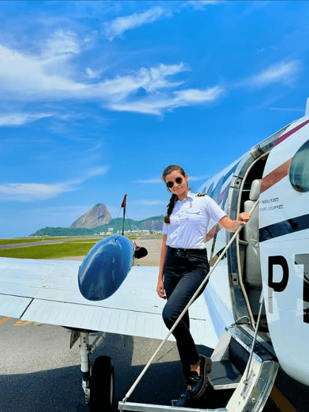 Nayane Porto fez pouso de avião com Lívia Andrade Nayane Porto fez pouso de avião com Lívia Andrade