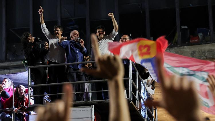 Lula comemora entre Camilo Santana e Rafael Fonteles após a vitória nas eleições