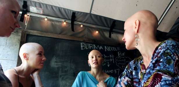 A partir da esquerda: Megan Sanders, Brittany Myers, Helen Phillips e Rachel Fleit se encontram no Sycamore Bar & Flower Shop, no Brooklyn, em Nova York. Quatro mulheres que vivem com alopecia universalis dividem seu apoio mútuo e discutem suas histórias de confusão de identidade, aceitação e coragem - Yana Paskova/The New York Times