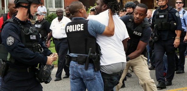 Polícia prende manifestante após morte de jovem negro em St. Louis - Reuters