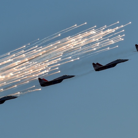 Grupo acrobático russo Strizhi se apresenta com caças MIG-29 durante o Maks-2015,  International Aviation and Space Show, em Zhukovsky, nos arredores de Moscou (Rússia) - Kirill kudryavtsev/AFP