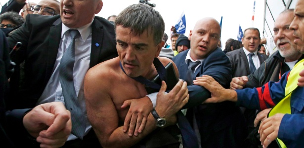 Xavier Broseta, chefe de RH da Air France, teve sua camisa rasgada na confusão - Jacky Naegelen/Reuters
