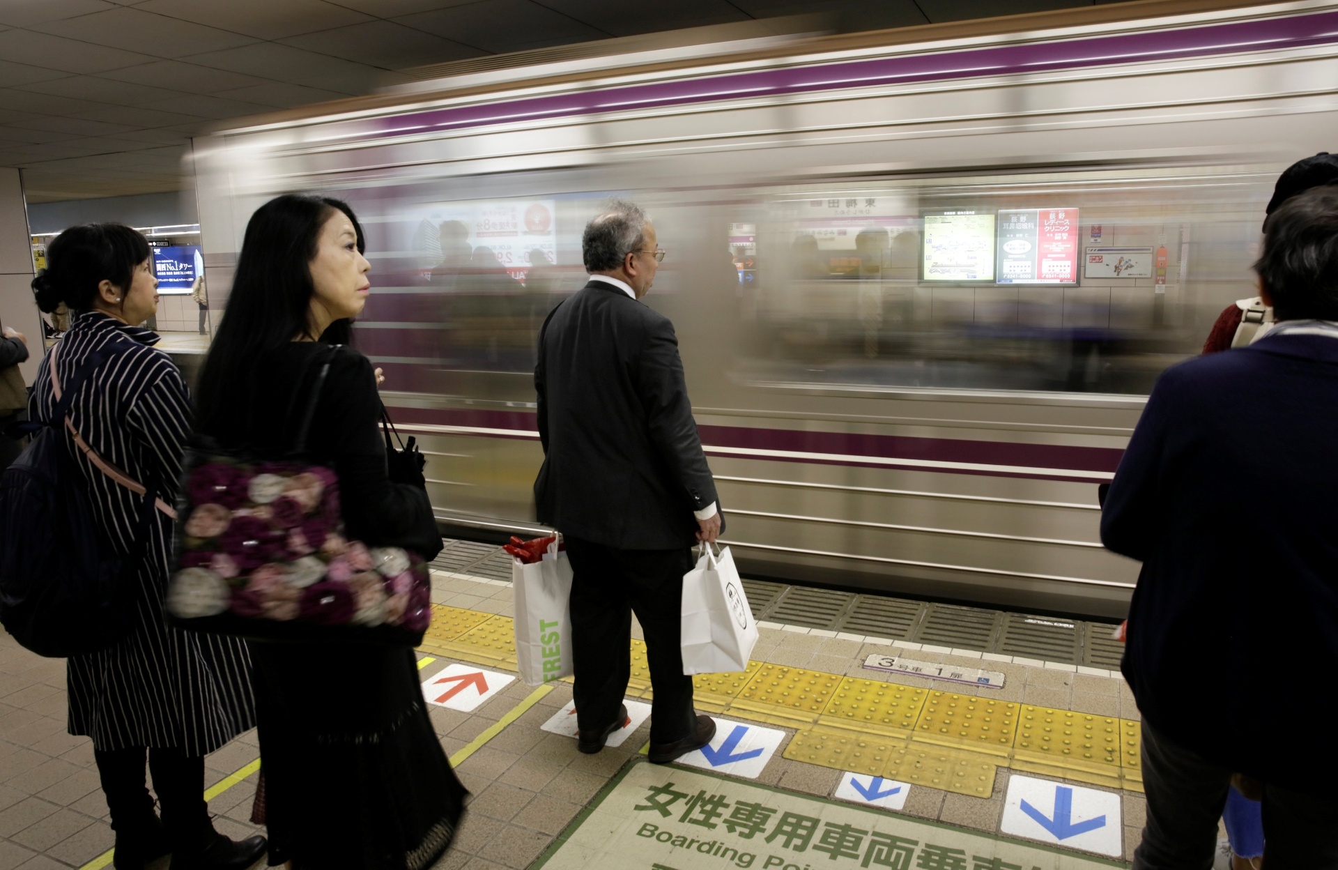 Resultado de imagem para imagens de moÃ§a na estaÃ§Ã£o de trem do japao