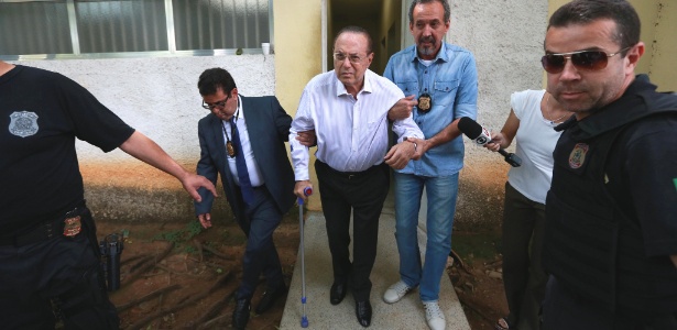 De bengala, o deputado federal Paulo Maluf (PP-SP) foi conduzido para fazer exame de corpo de delito após ser preso - Tiago Queiroz - 20.dez.2017 /Estadão Conteúdo