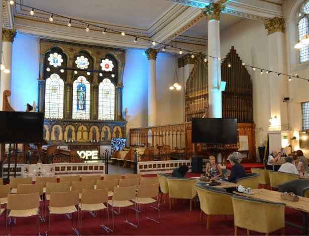 Na Igreja de São Jorge, em Londres, o café homônimo ocupa boa parte da nave central - Claudia Silveira/UOL