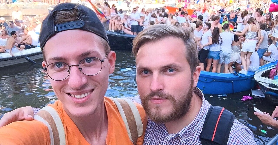 Casal Gay Russo Casa No Exterior Volta Para Casa Mas é Perseguido E Forçado A Deixar O País