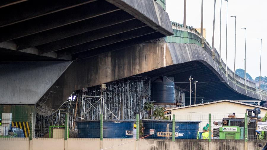 Operárisorabalham em parte do viaduto interditado na pista expressa da Marginal do Pinheiros, zona oeste de São Paulo - Marcelo Gonçalves/Estadão Conteúdo