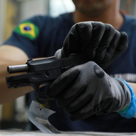 Linha de produção da fabricante de armas Taurus, em São Leopoldo (RS) - Diego Vara/Reuters