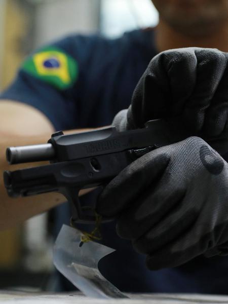 Linha de produção da fabricante de armas Taurus, em São Leopoldo (RS) - Diego Vara/Reuters
