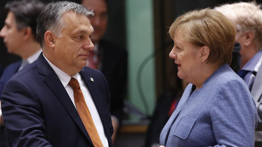 A chanceler alemã, Angela Merkel, e o primeiro-ministro húngaro, Viktor Orbán, conversam em cúpula da UE em Bruxelas, nas Bélgica - Ye Pingfan - 14.dez.2018/Xinhua