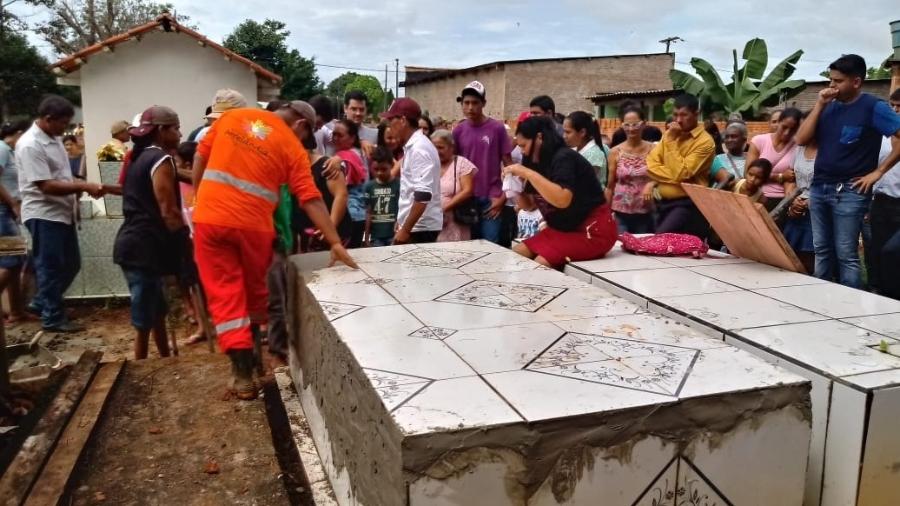 Enterro de liderança agrária no Seringal São Domingos (AM), em março; Nemis Machado de Oliveira foi morta por pistoleiros e chegou a ter parte do corpo queimado - CPT