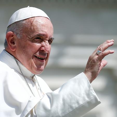 24.abr.2019 - Papa Francisco acena após audiência geral semanal, no Vaticano - Yara Nardi/Reuters