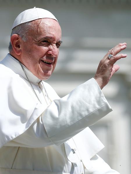 24.abr.2019 - Papa Francisco acena após audiência geral semanal no Vaticano - Yara Nardi/Reuters