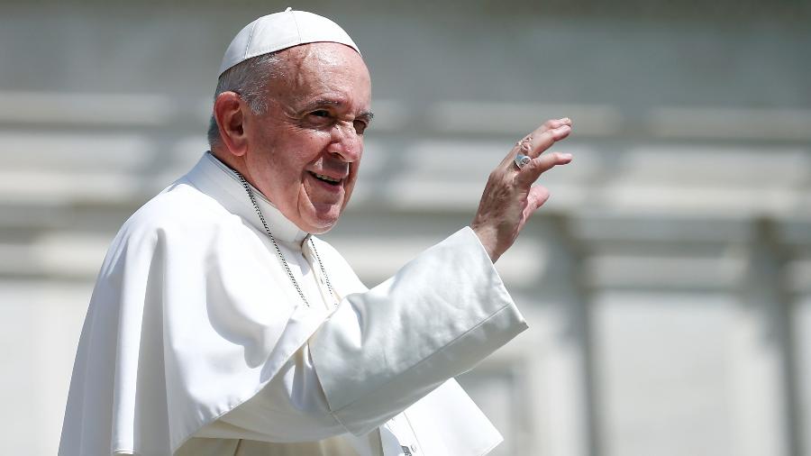 Papa Francisco acena após audiência geral semanal, no Vaticano - Yara Nardi/Reuters