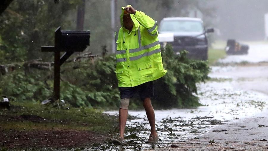 6.set.2019 - Morador enfrente chuva e vento forte na passagem do furacão Dorian na cidade de Kitty Hawk, na Carolina do Norte - Mark Wilson/Getty Images/AFP