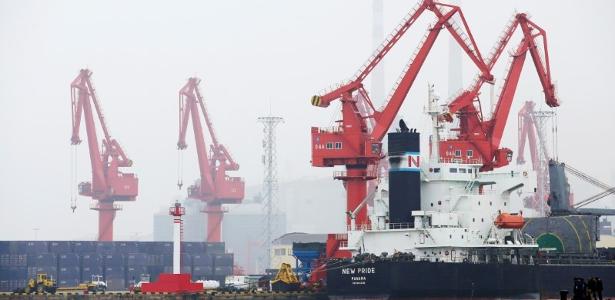 China afirma que EUA prejudicarão a si mesmos com taxas sobre navios
