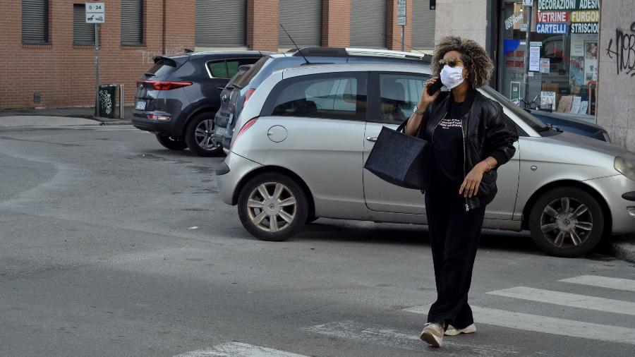Pedestres usam máscaras de proteção em Milão, na Itália - Josi Donelli/TheNews2/Estadão Conteúdo