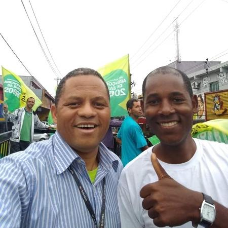 O candidato a vereador Abençoado da Bahia (esq.) posa com eleitor - Reprodução/Facebook