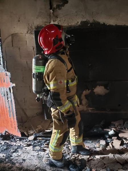 Bombeiro analisa casa que pegou fogo em Uberlândia, em Minas Gerais - Corpo de Bombeiros de Minas Gerais