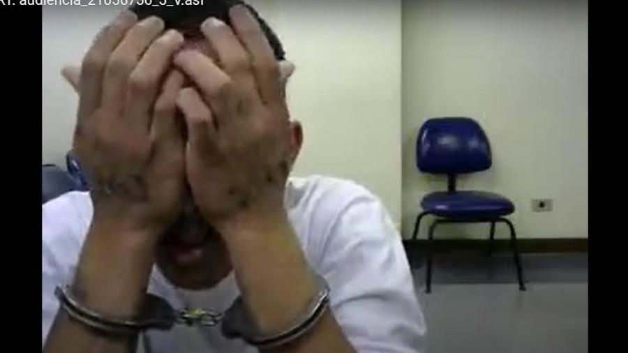 O pedreiro Robert Medeiros da Silva Santos, 20, preso desde novembro de 2018, em audiência gravada em vídeo pela Justiça - Reprodução