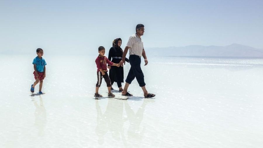 Família caminha pela crosta de sal seca e dura do outrora Lago Urmia, no Irã - Solmaz Daryani