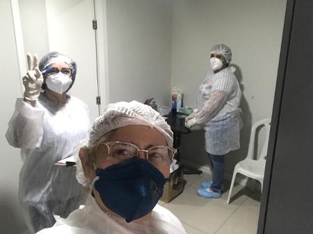Alzira Frota, coordenadora de epidemiologia da Secretaria de Saúde de Eusébio (CE), e integrantes da equipe de saúde ao fundo. - Arquivo Pessoal/Alzira Frota