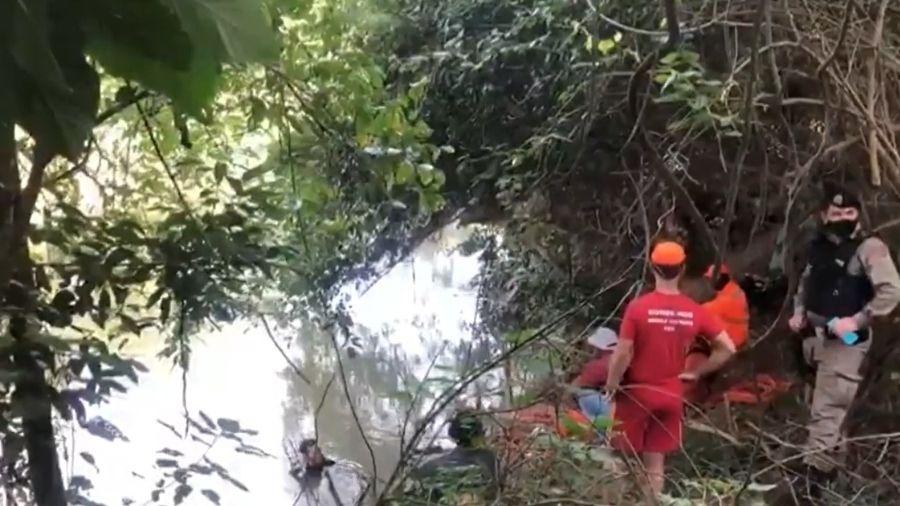 Corpo foi encontrado entre galhos de árvore no Rio Preto, em Unaí (MG) - Reprodução/TV Globo