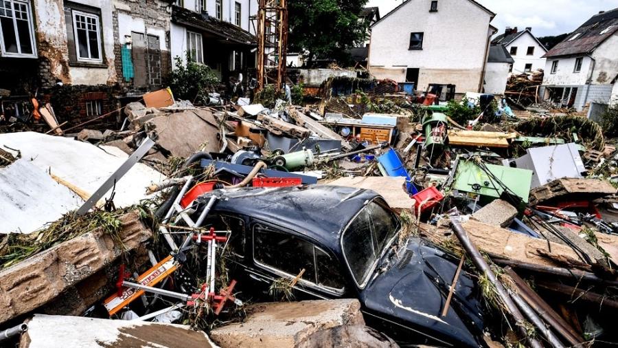 Destroços de casas e carros após inundação em Schuld, Alemanha - EPA