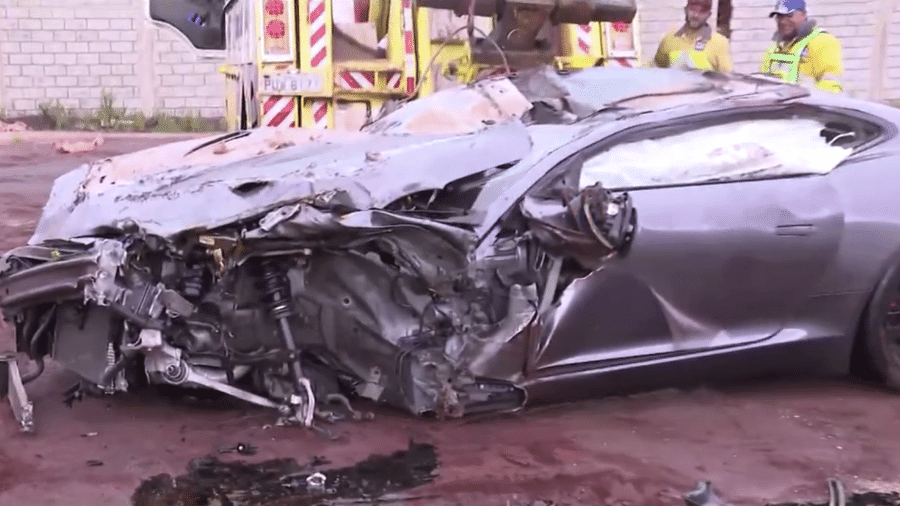 Jaguar ficou praticamente destruído após se envolver em colisão com carreta - Reprodução/TV Globo