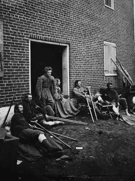 Muitos soldados que lutaram na Guerra Civil enfrentaram amputações e sequelas permanentes. A imagem mostra quatro feridos fotografados entre 1861 e 1865 - Library of Congress