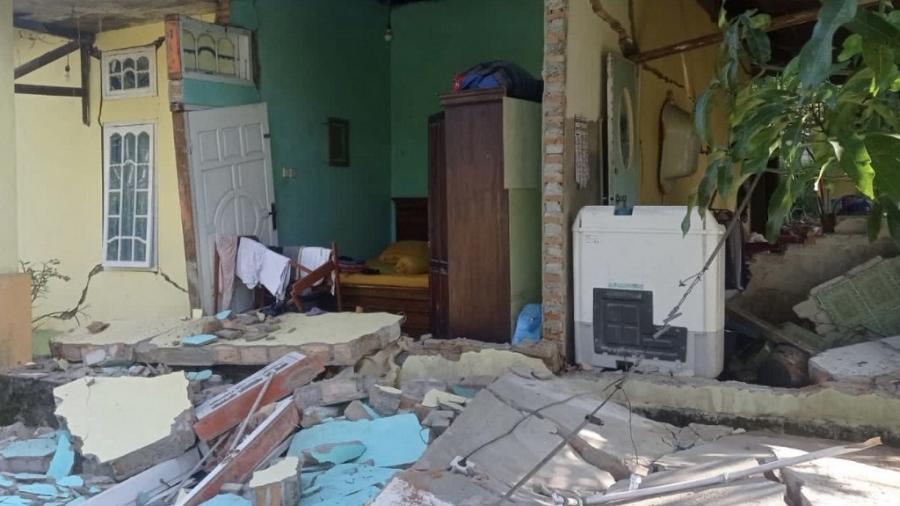 Casa danificada após um terremoto de magnitude 6,2 na vila de Kajai - IDENVI SUSANTO / AFP