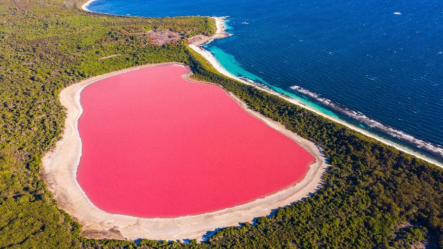 O Lago Hillier, em uma ilha do arquipélago de Recherche, na Austrália, parece cenário - Getty Images