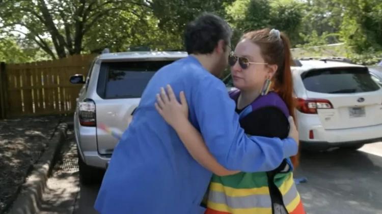 Escorts hug staff on last day of Little Rock Family Planning Services - BBC - BBC