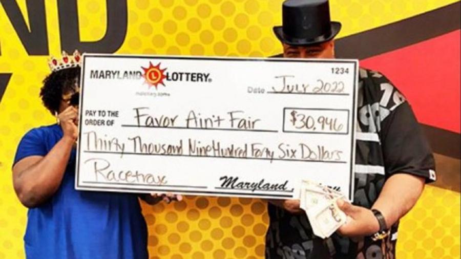 Ganhadora recebe o cheque relativa a sua segunda aposta premiada - Maryland Lottery