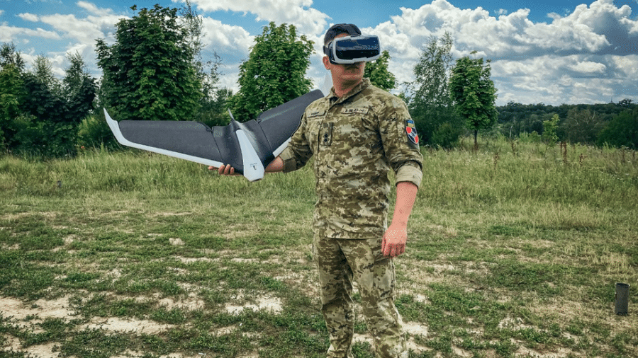 Soldado ucraniano com óculos de realidade virtual se prepara para lançar um drone "Parrot" - GETTY IMAGES
