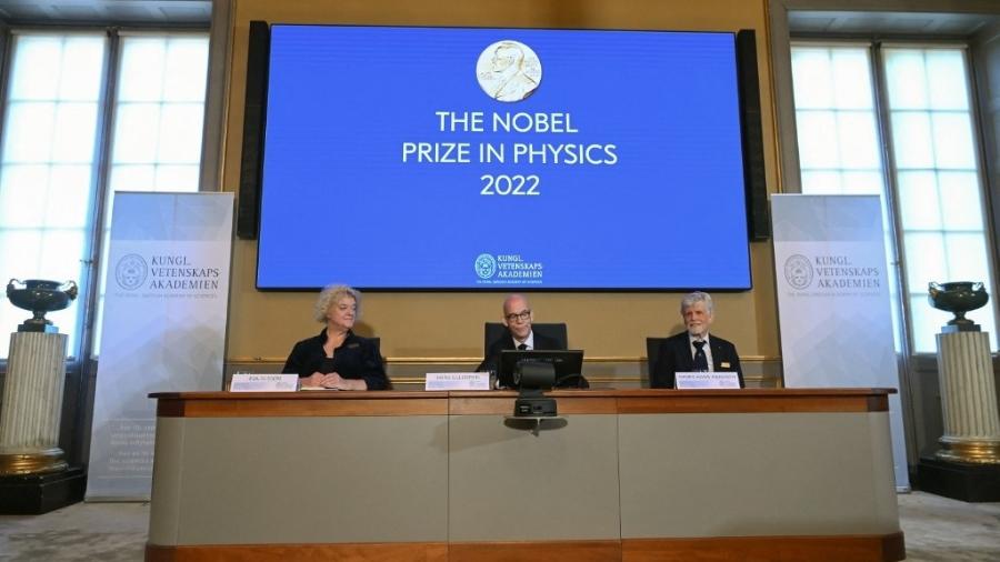 Membros do comitê do Nobel de Física anunciam os ganhadores do prêmio deste ano - Jonathan Nackstrand/AFP