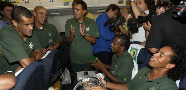Rivaldo, Roberto Carlos, Denílson e Roque Júnior fazem roda de samba no avião na volta para o Brasil após a conquista do título de pentacampeões na Copa do Japão e Coreia, em 2002