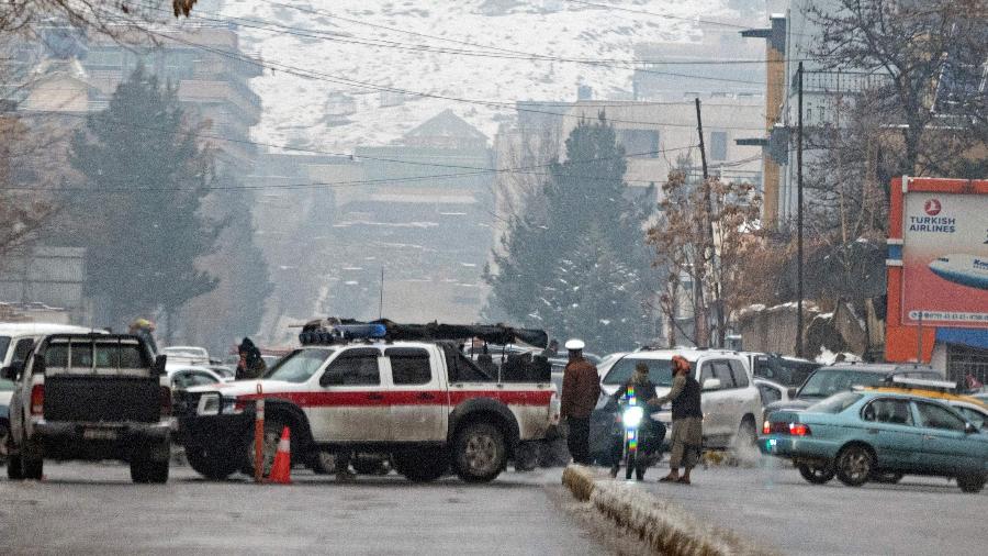11.jan.2023 - As forças de segurança do Talibã bloqueiam uma estrada após uma explosão suicida perto do Ministério das Relações Exteriores do Afeganistão, na Praça Zanbaq em Cabul. - Wakil Kohsar/AFP