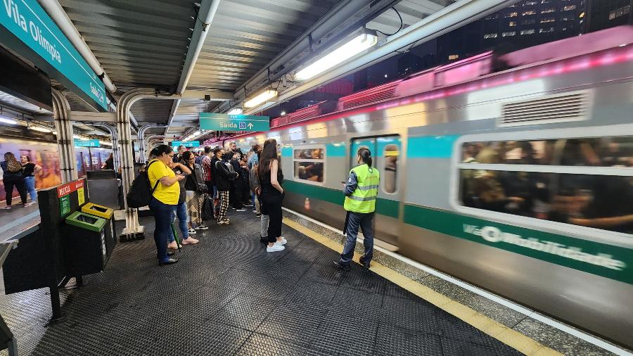 Movimentação de passageiros na plataforma de embarque da Estação Vila Olímpia - LECO VIANA/THENEWS2/ESTADÃO CONTEÚDO