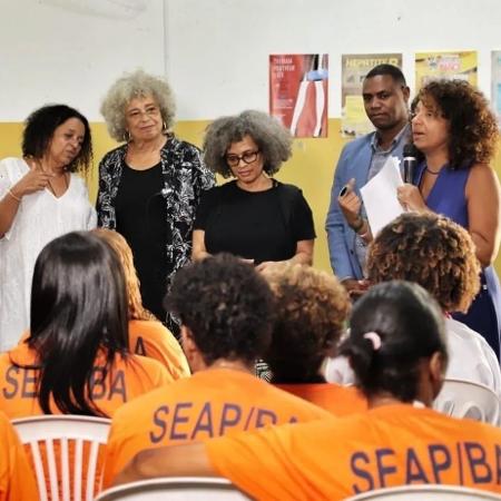 Angela Davis e Gina Dent acompanham Denise Carrascosa (ao microfone) no Presídio Feminino de Salvador: lançamento do livro Firminas em Fuga (Ogum´s Toques Negros)