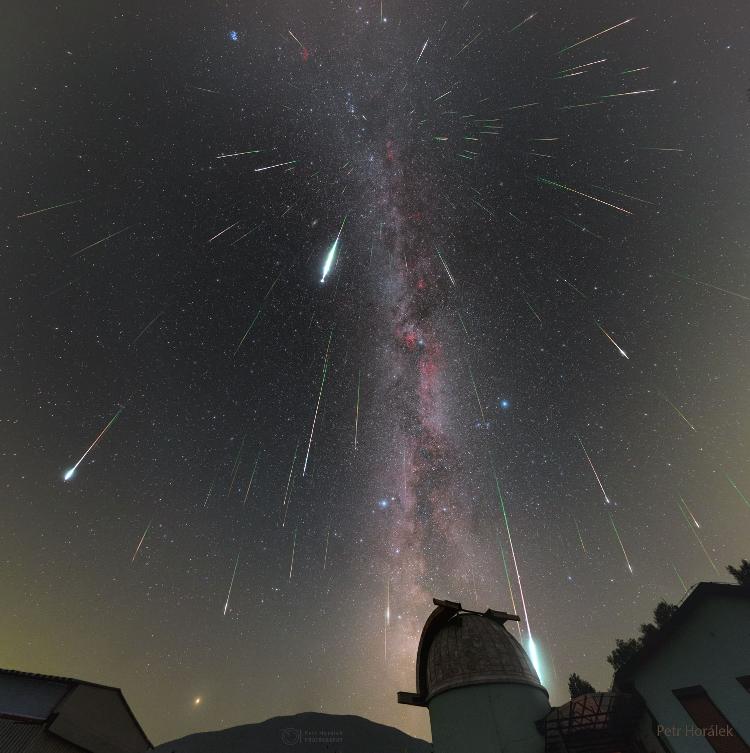 Chuva de meteoros Perseidas vista da Eslováquia, com o Observatório Kolonica ao fundo