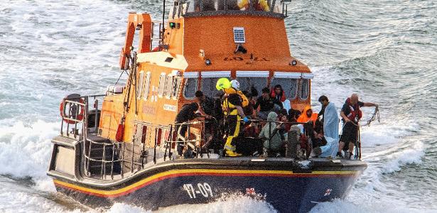 Imigrantes resgatados em barco na Europa